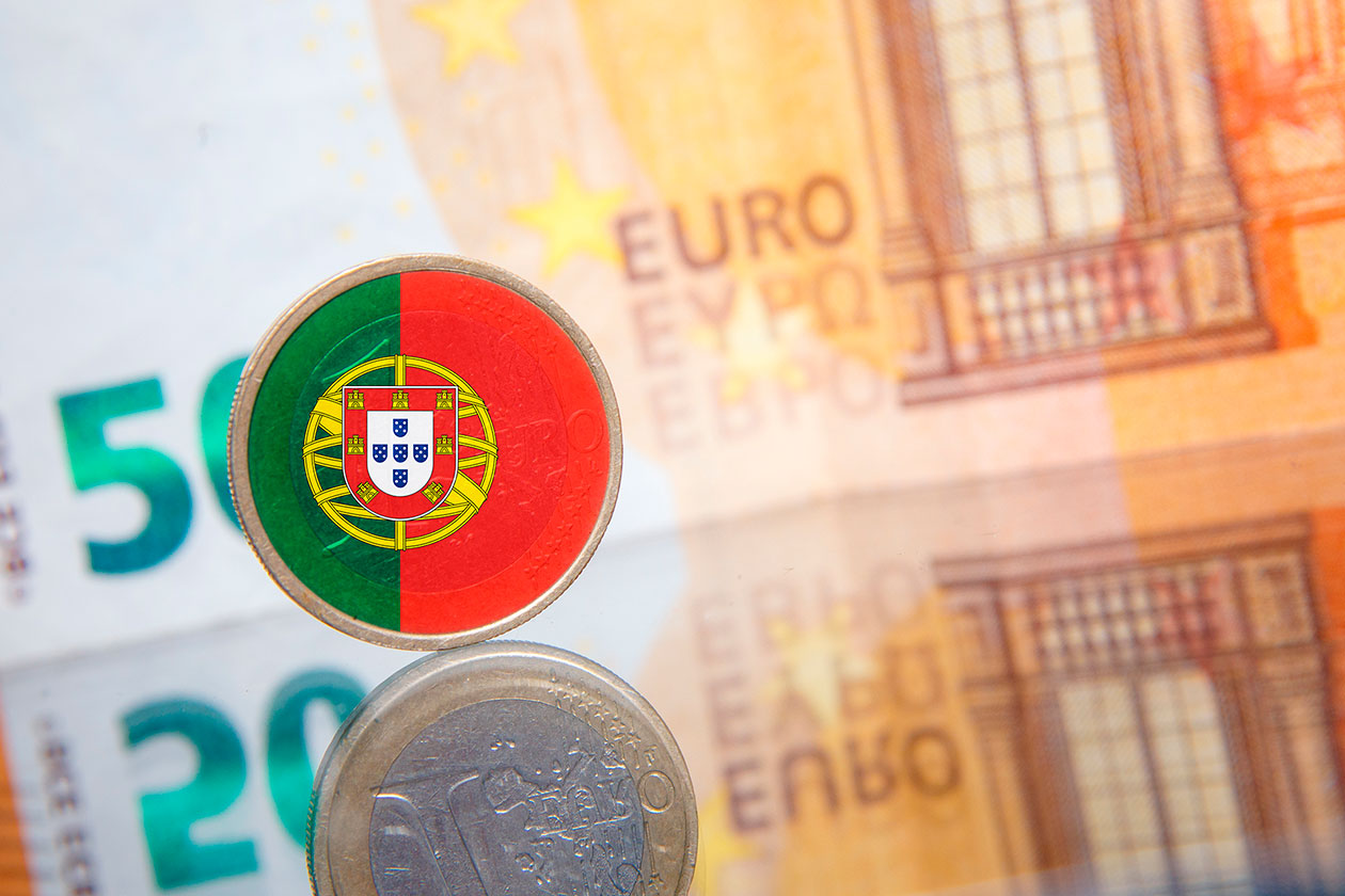 Как получить гражданство португалии. 50 Euro background.