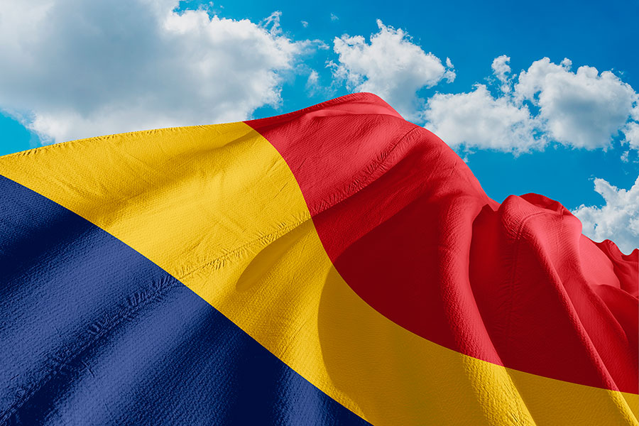 Флаг Румынии на тле синего неба