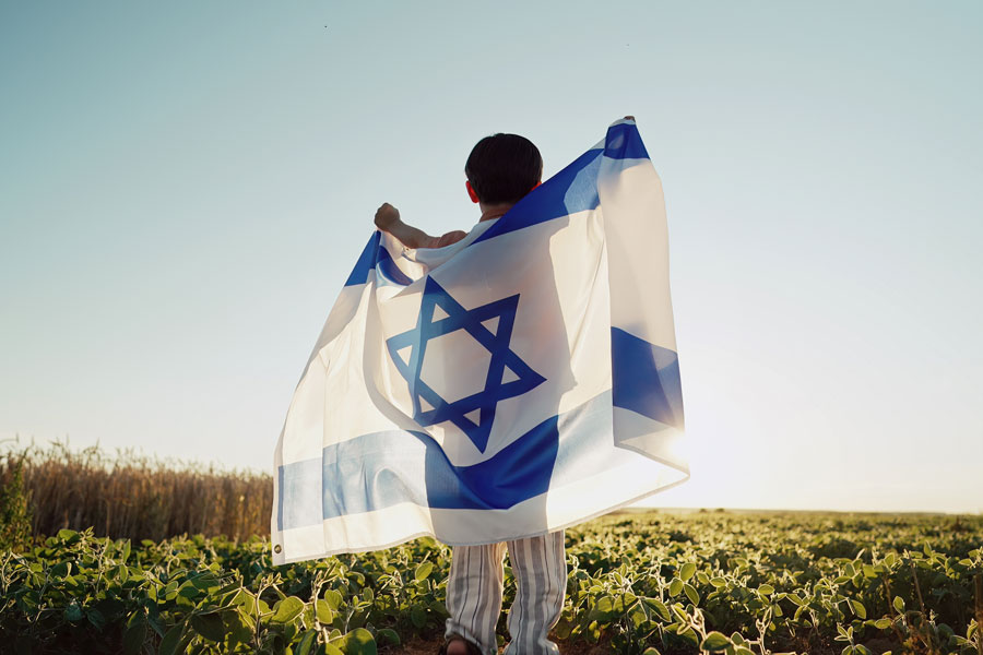 Мальчик с флагом Израиля