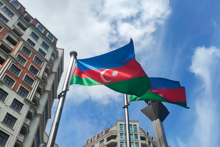 Флаг Азербайджана на фоне здания