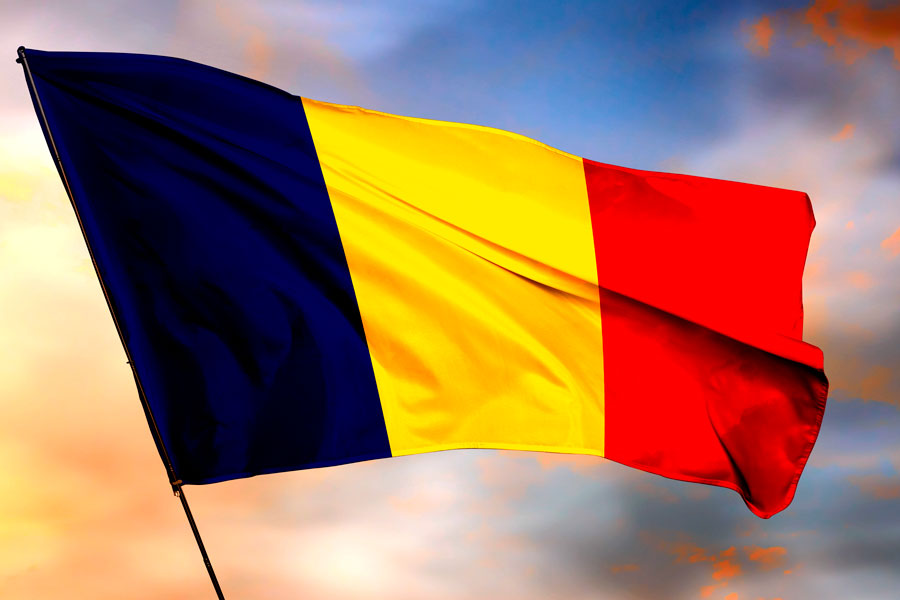 Флаг Румынии на фоне заката солнца